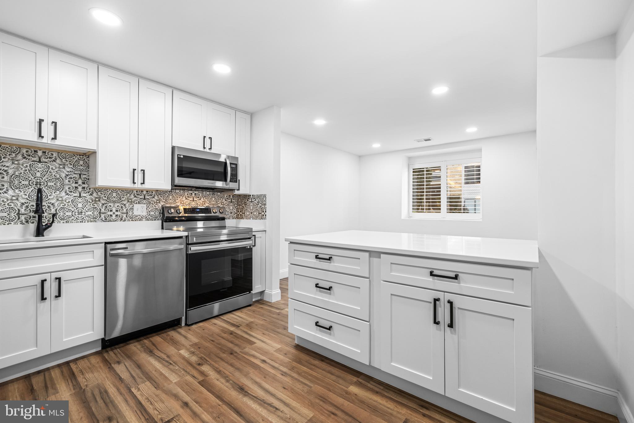 11 BAILIFFS COURT 101