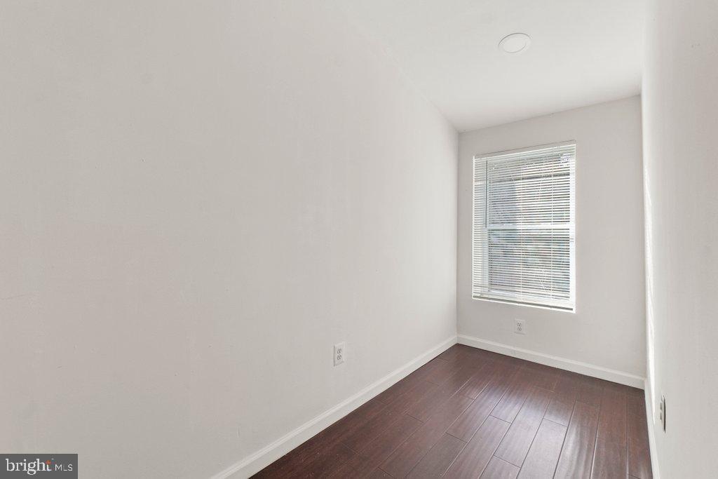 HOLLINS MARKET - Residential