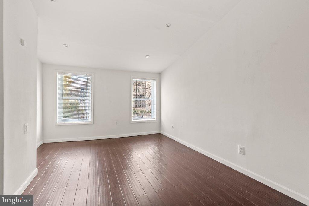 HOLLINS MARKET - Residential