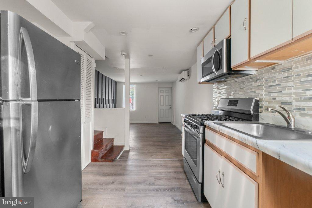 HOLLINS MARKET - Residential