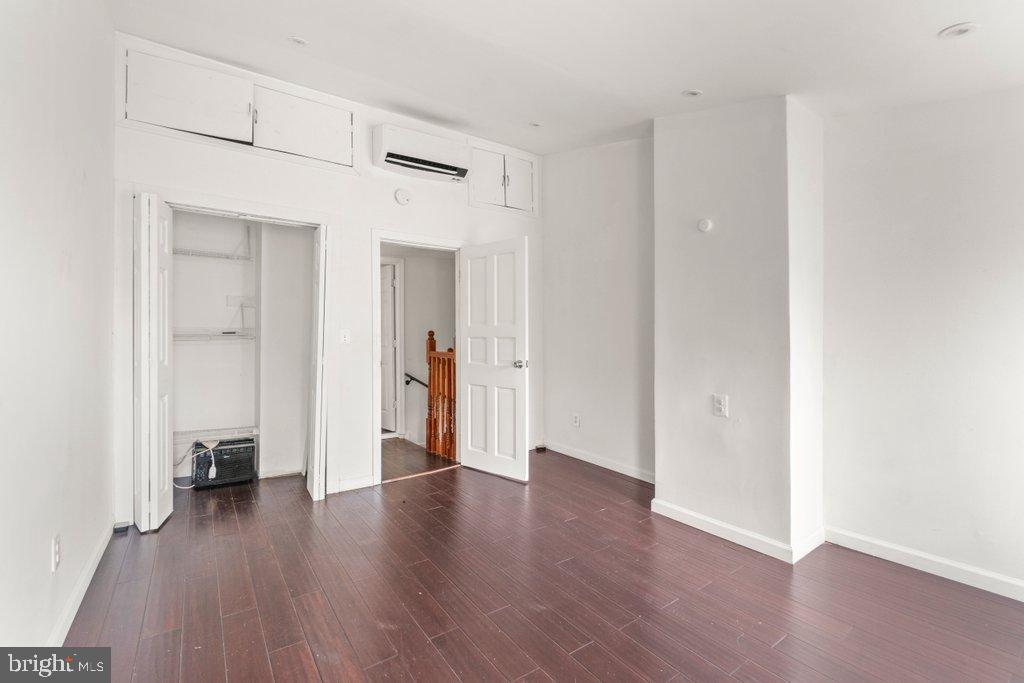 HOLLINS MARKET - Residential