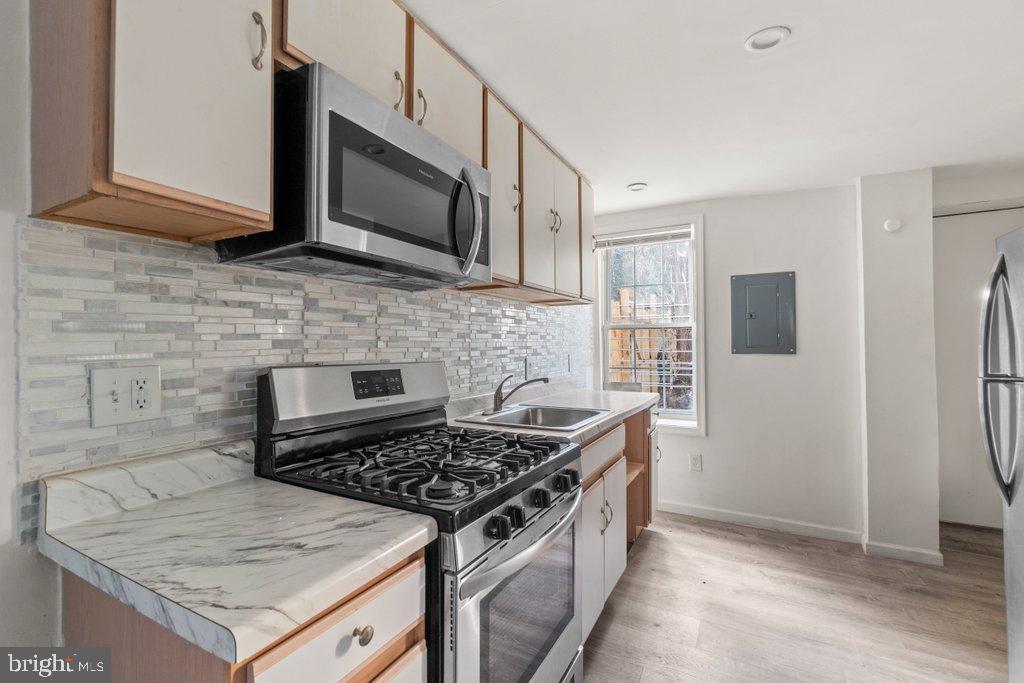 HOLLINS MARKET - Residential