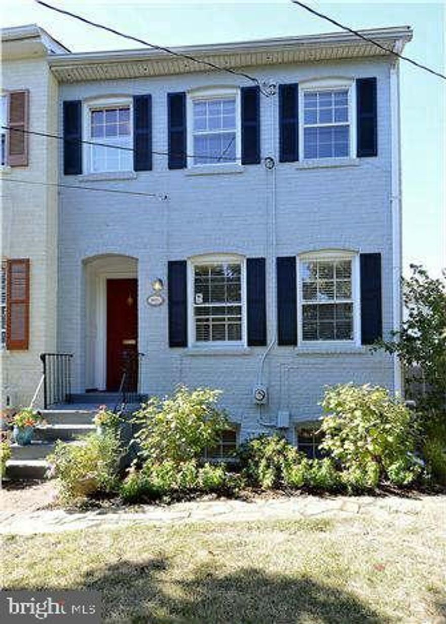 Beautifully updated yet authentic 1940's End-Unit Row House in North Old Town offers 1,620 sq ft on 3 levels with 3 bedrooms, 2 full baths, front & side yards plus all brick private fenced back patio.    Available for rent December 6th.   DOGS WELCOME! (case by case)