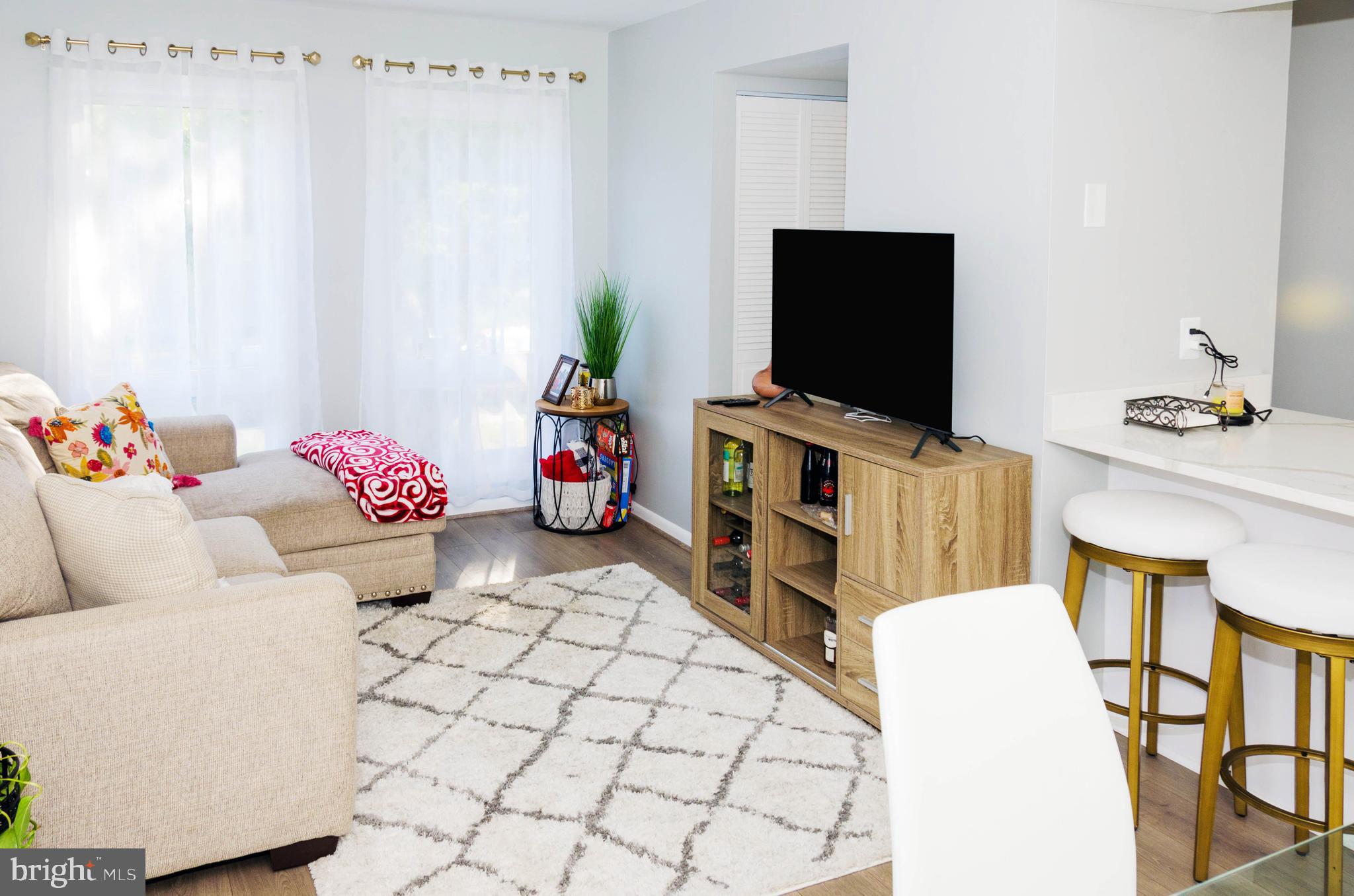 APPLEWALK CONDO - Residential Lease