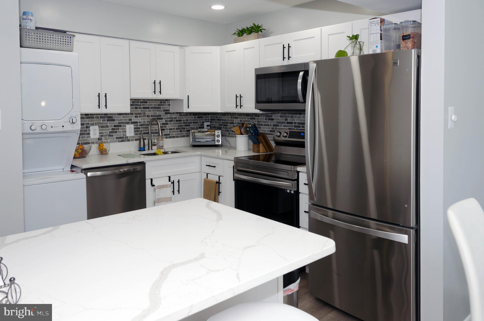 APPLEWALK CONDO - Residential Lease