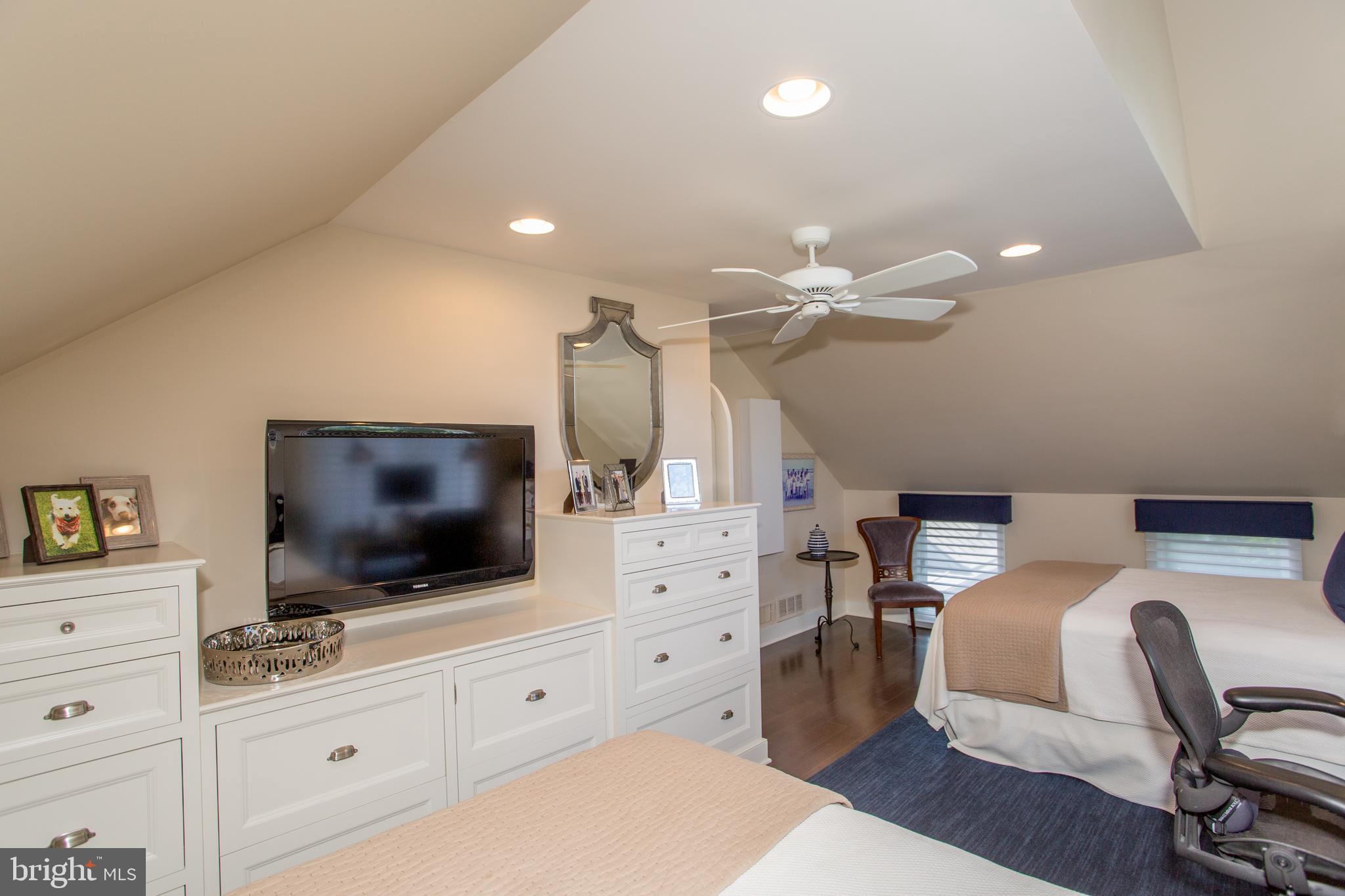 BARNES COURT CONDO - Residential