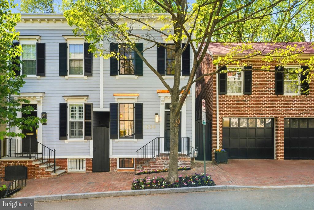 Photo of 1238 28th Street NW, WASHINGTON, DC 20007 (MLS # DCDC2257286)
