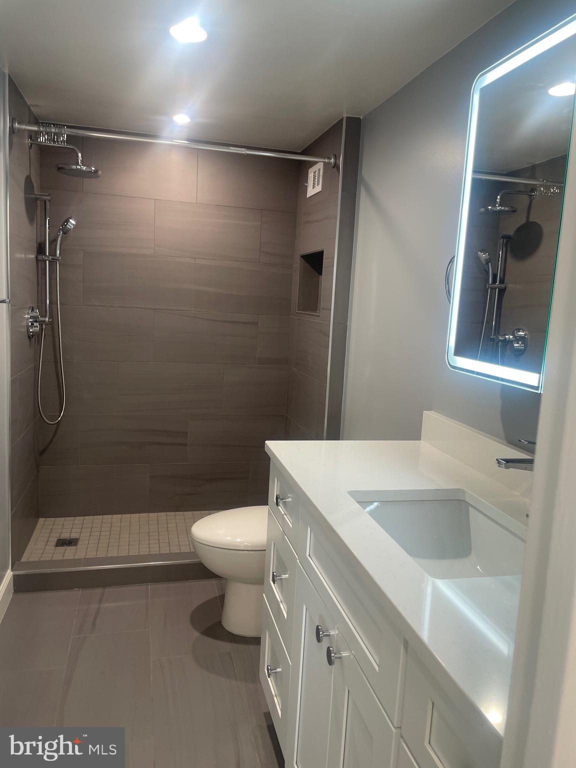 PROMENADE TOWERS - Residential Lease