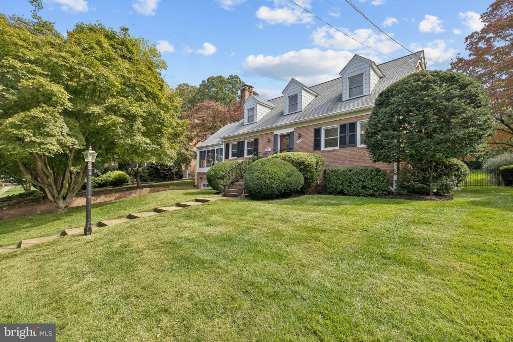 Photo of 4035 N Stuart Street, ARLINGTON, VA 22207 (MLS # VAFX2338982)