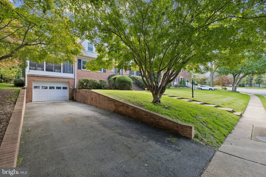Photo of 4035 N Stuart Street, ARLINGTON, VA 22207 (MLS # VAFX2338982)