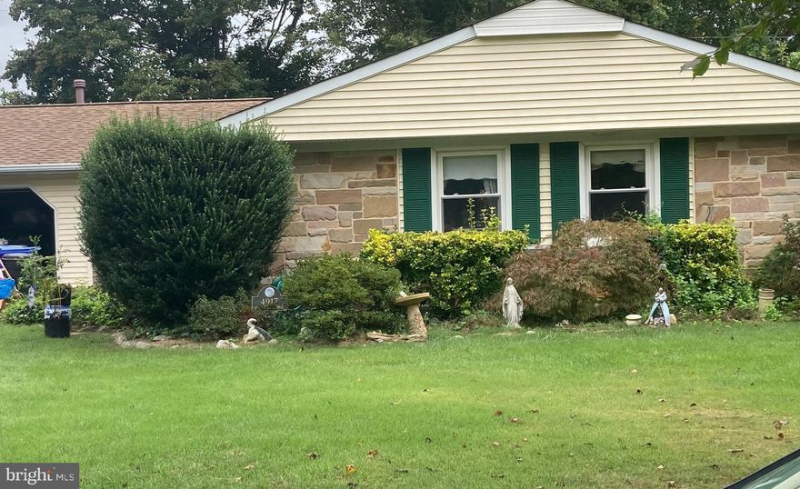 Great home for a person looking for a one-level home.  Some upgrades, its ready for you to add your special touches.  Close to shopping and restaurants.  Plenty of off street parking, great, natural light.  Shady back patio to enjoy.  You must see it.  Create your very own dream home.