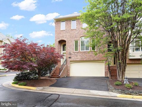 Photo of 11538 Hemingway Drive, RESTON, VA 20194 (MLS # VAFX2305970)