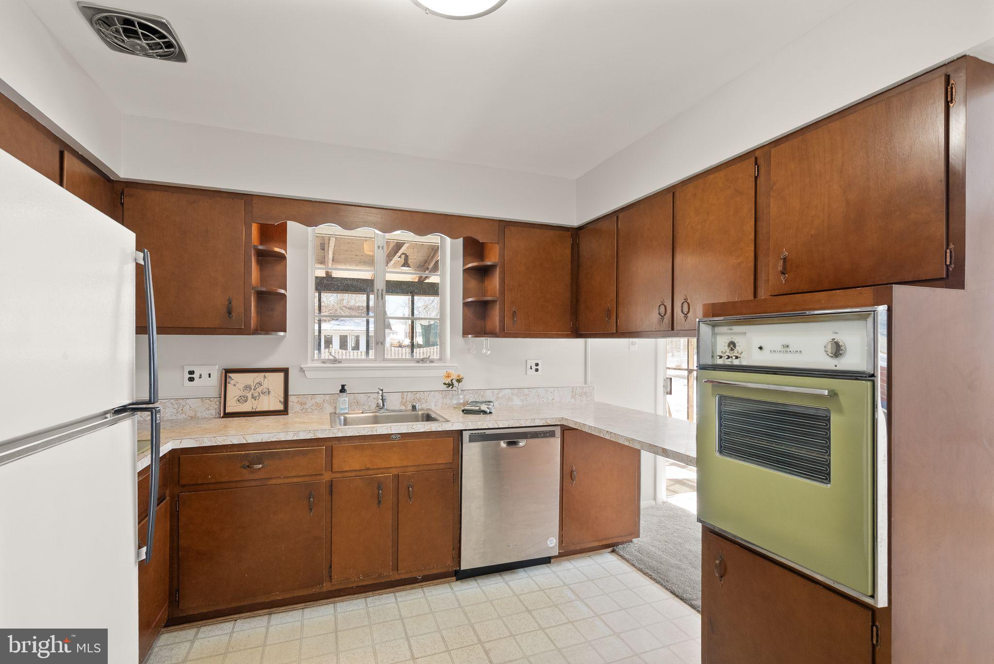 COUNTRY CLUB MANOR - Residential