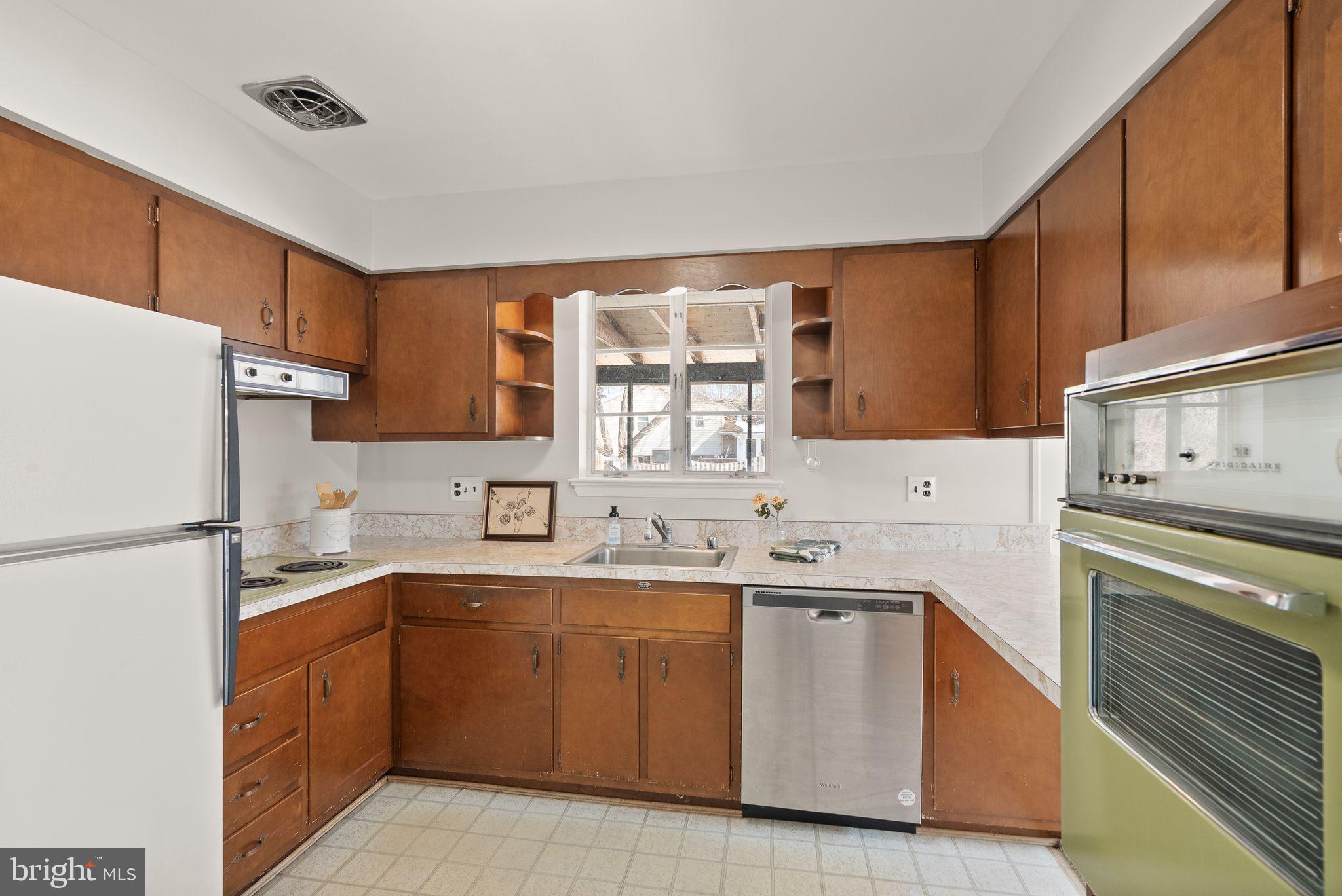 COUNTRY CLUB MANOR - Residential