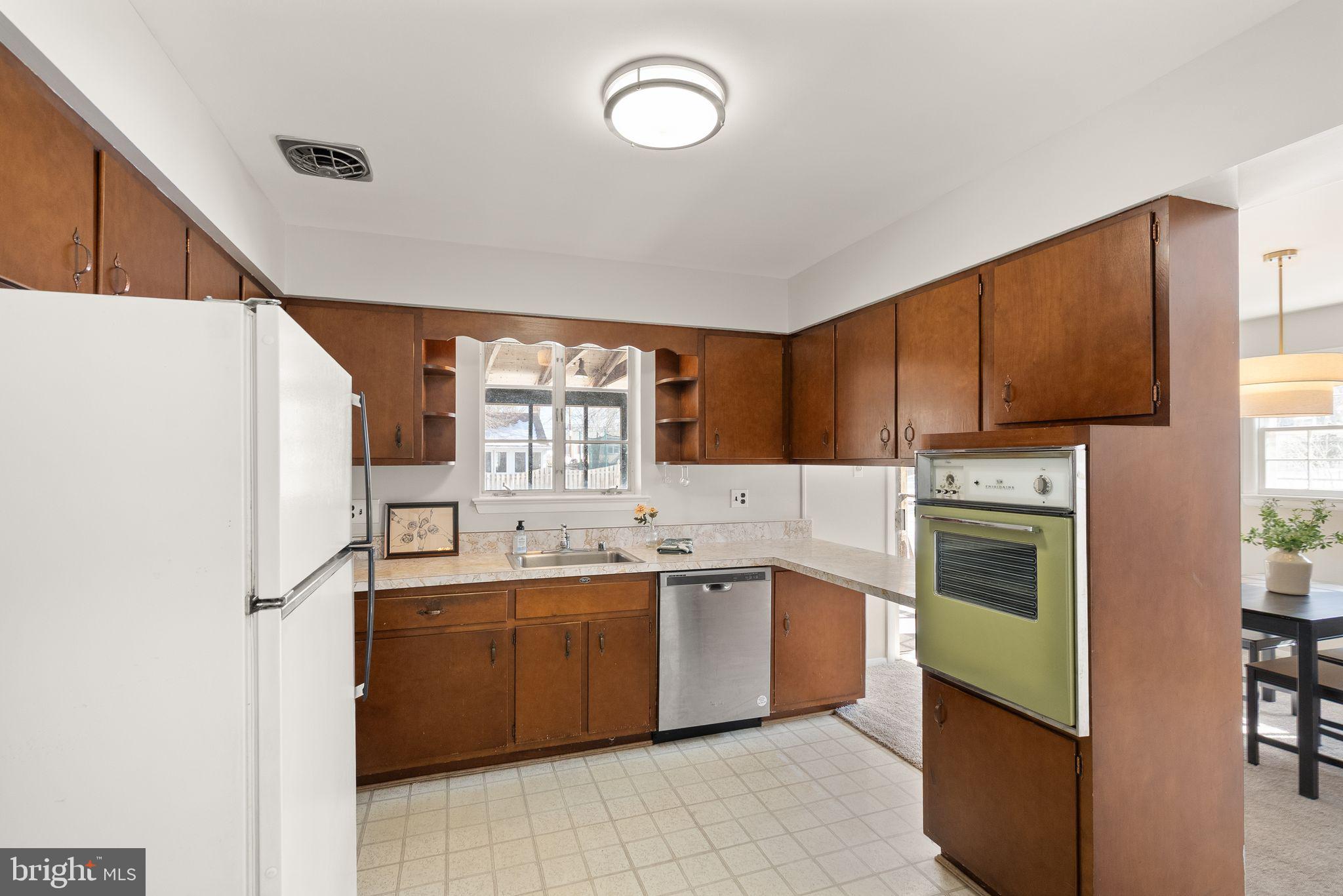 COUNTRY CLUB MANOR - Residential