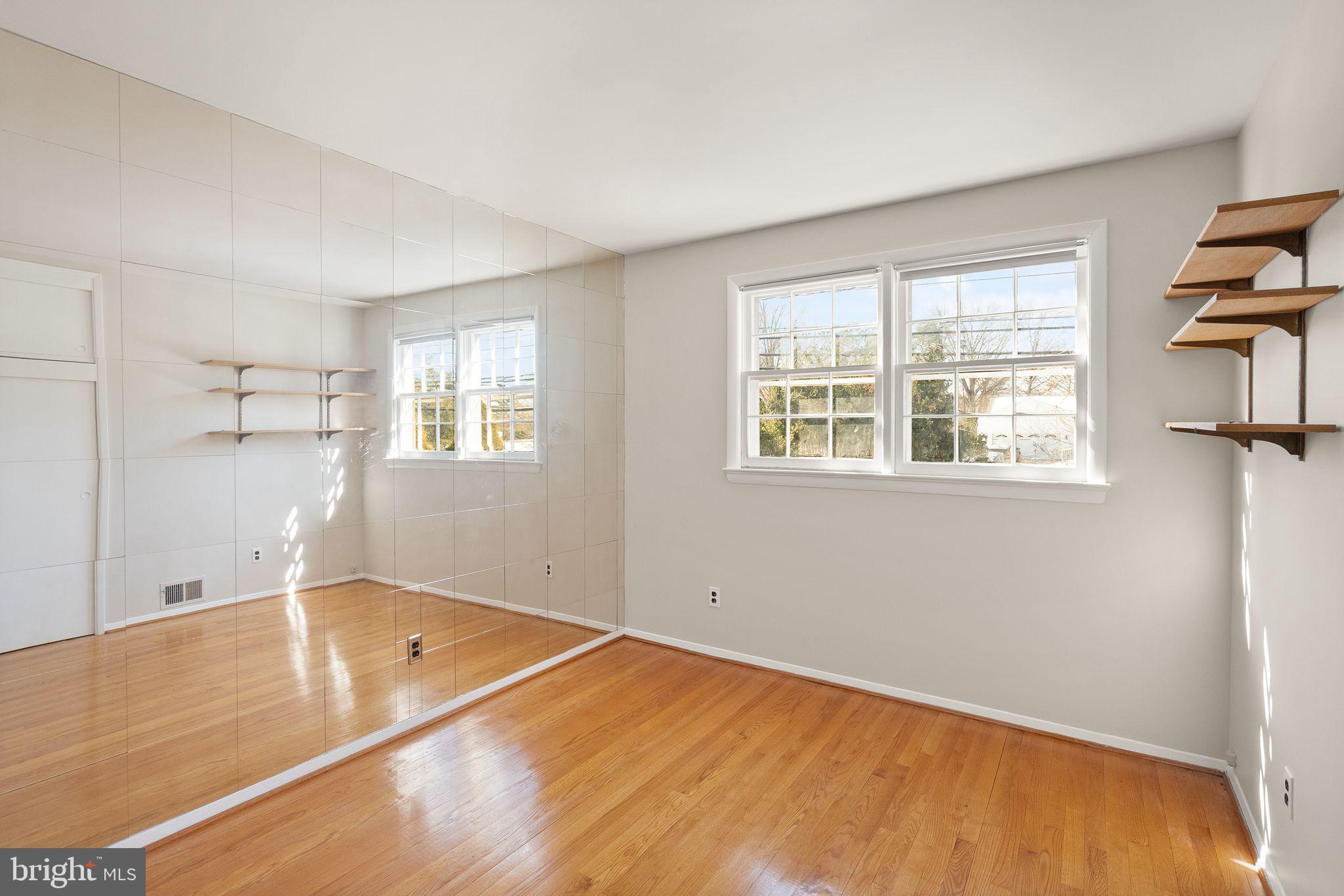 COUNTRY CLUB MANOR - Residential