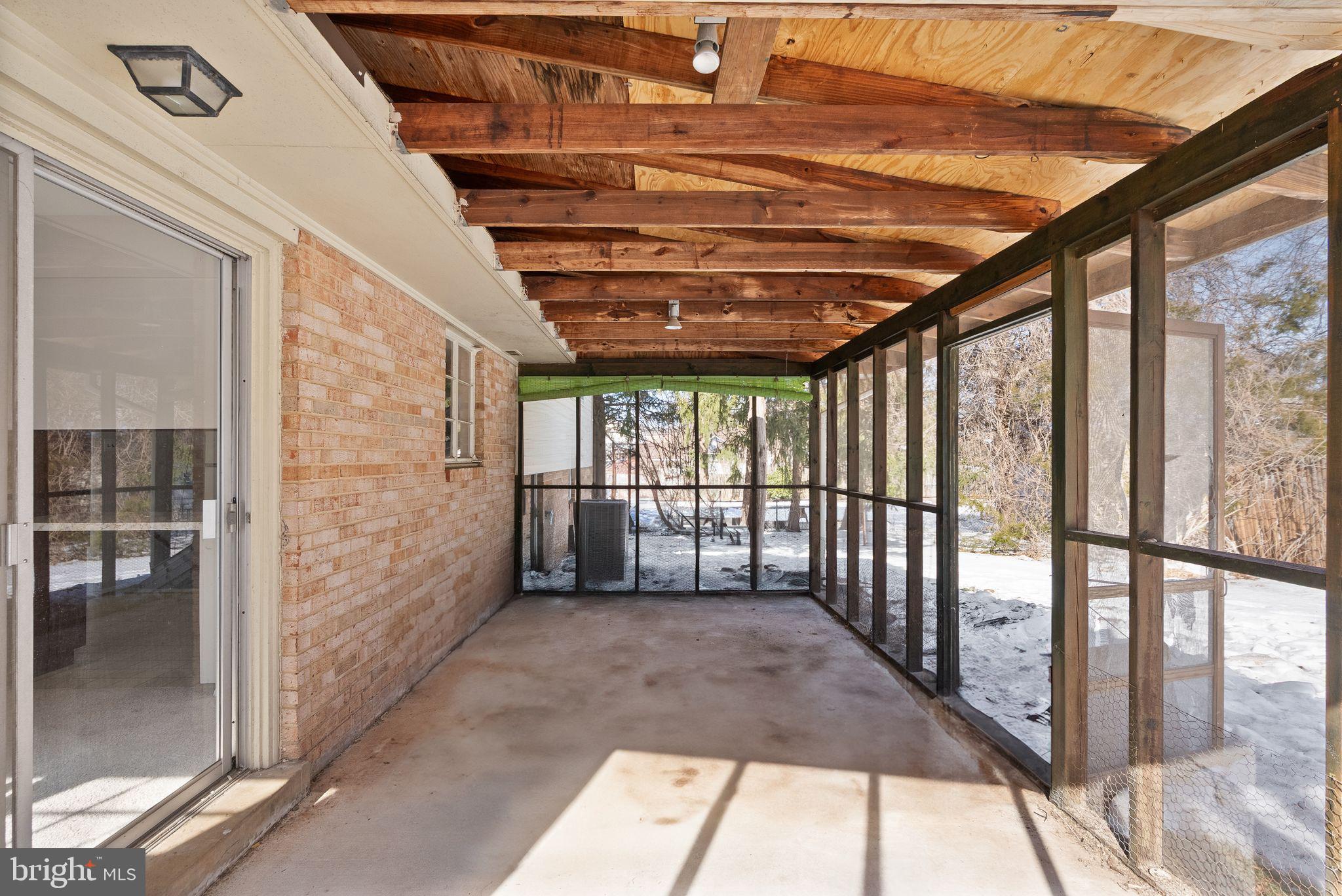 COUNTRY CLUB MANOR - Residential