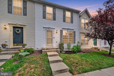 Townhouse For Sale - 718 Horse Chestnut Court<br/> ODENTON, MD 21113