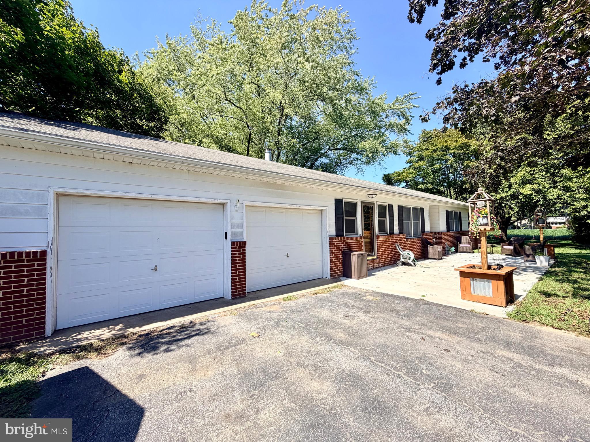 1453 E DENNEYS