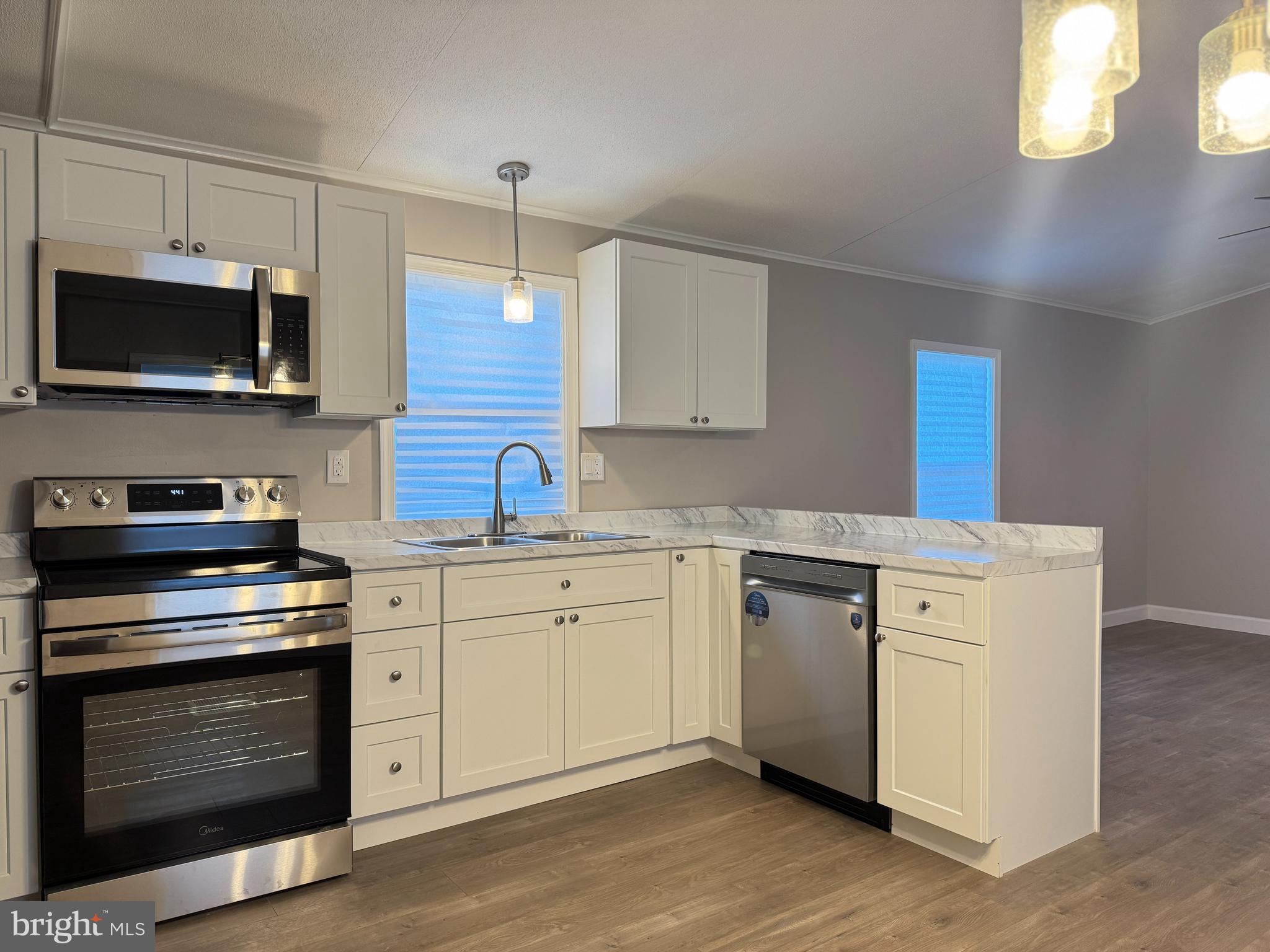 Come check out this beautifully renovated single-wide home with 3 cozy bedrooms and 2 baths! Quality and affordable housing is alive and well in this lovely community. It’s truly a hidden gem, offering low lot rent, a friendly and quiet neighborhood, and easy access to the bay and great schools. You’ll love the charm and convenience this place has to offer!