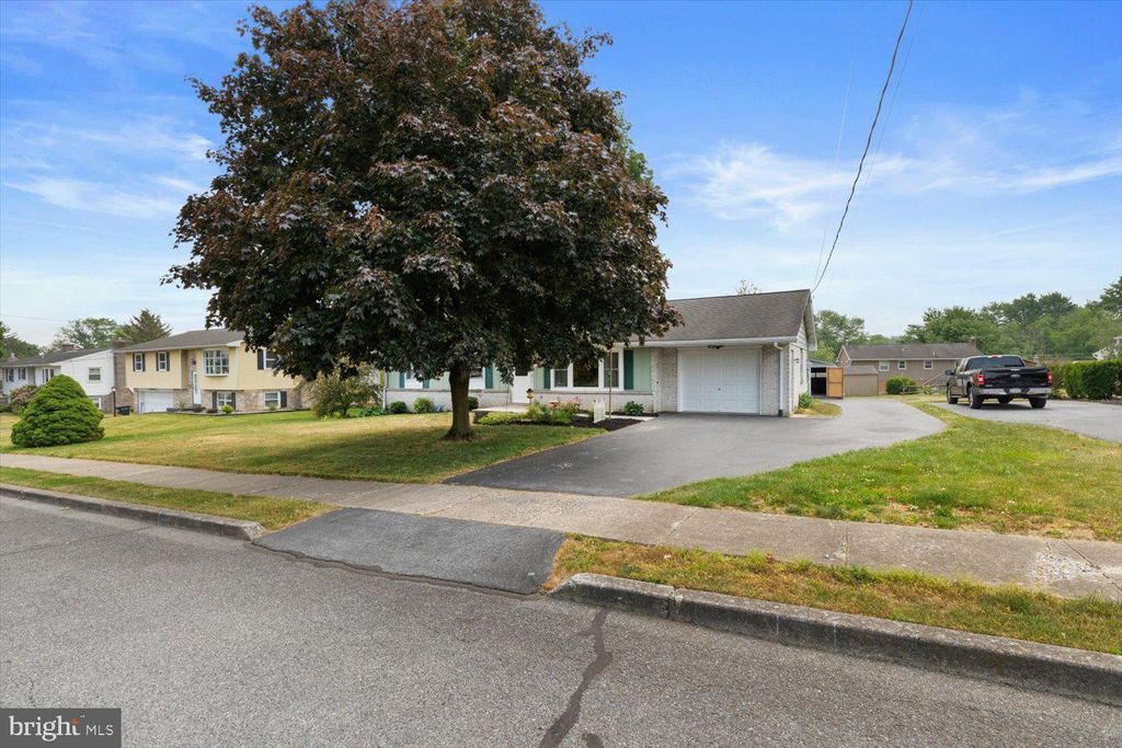 Photo of 320 PARKVIEW DR, MANHEIM, PA 17545 (MLS # PALA2036142)