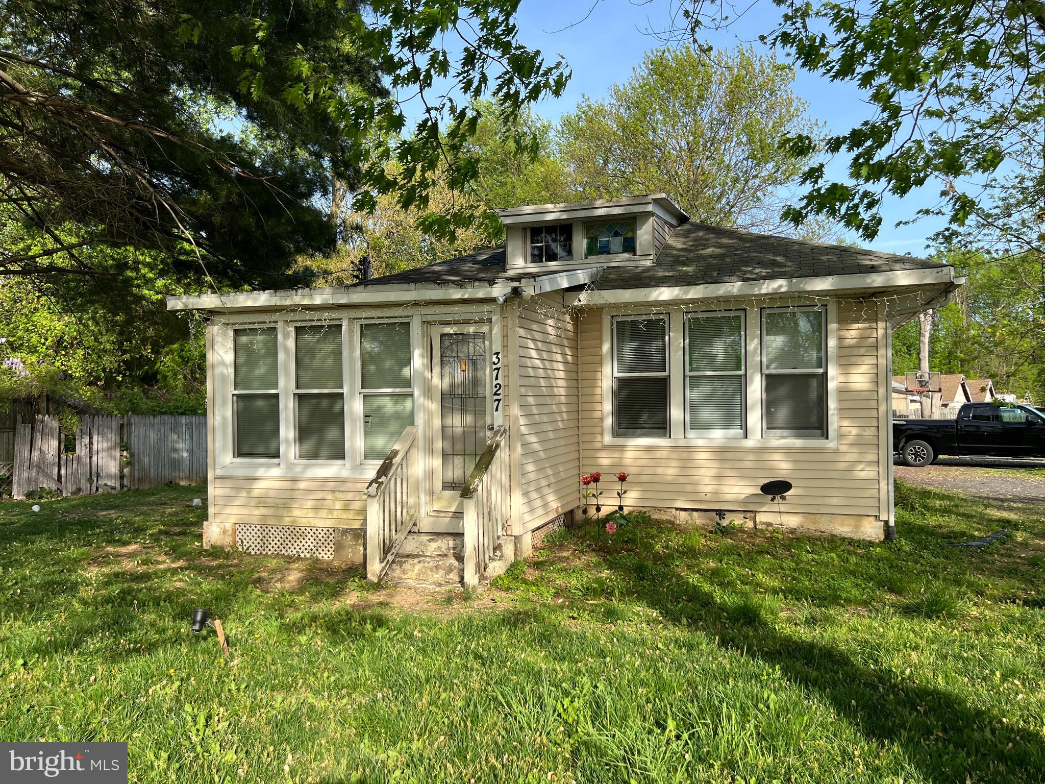 Located On Over An Acre of Land, This Home Includes 6 Garages In The Back. Perfect For Landscape Business Or Contractor Business To Store Suppplies And Equipment. Home Is 3 Bed And 1 Bath, With Basement And Front Foyer. Well Maintained Throughout, With Hardwood Flooring And All Ulilities For Comfortable Living and Working. Home Comes With A Complete Home Warranty At Closing.