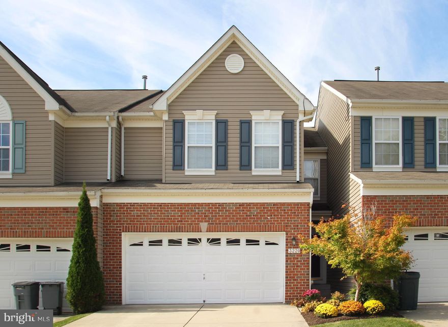 OVER 2400 SQ FT OF FINISHED LIVING SPACE IN THIS BEAUTIFUL VILLA HOME*FEATURING 3 BEDROOMS, 2 1/2 BATHS, FINISHED LOWER LEVEL & 2 CAR GARAGE*MAIN LEVEL INCLUDES GLEAMING HARDWOOD FLS, 2 STORY FAMILY RM W/ GAS FP & SPACIOUS KITCHEN*MASTER SUITE W/ VAULTED CEILINGS, 2 WALKIN CLOSETS & GARDEN BATH*UPPER LEVER LAUNDRY, FENCED IN YARD, PAVER PATIO & MORE*SELLER TO PAY 1 YR HOA FEE &1000 BONUS