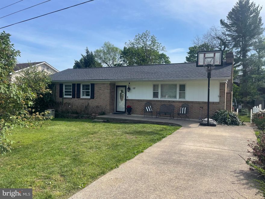 New roof just installed!
This beautiful ranch-style home is located in a quiet cul-de-sac just minutes from downtown Winchester, Jim Barnett Park, and Shenandoah University. Ideal for commuters, with easy access to Route 7 and I-81.
The home features 3 bedrooms and 1 bathroom, with a full, partially finished basement adding 600 sq ft of finished space. A convenient basement kitchenette is perfect for backyard barbecues or could serve as part of an in-law suite.
Enjoy the spacious, well-manicured lawn—your private backyard oasis. Recent updates include a new roof and hot water heater.