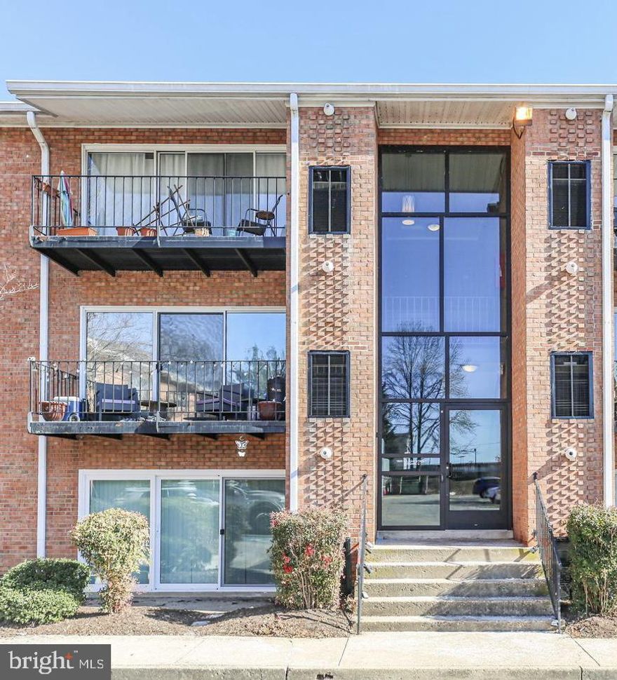 Experience easy living in this renovated 1-bedroom, 1-bath ground-level condo with modern upgrades. It features new vinyl plank flooring, fresh paint, and stainless steel kitchen appliances. The bathroom boasts new fixtures and an oversized walk-in shower. Energy-efficient windows with new blinds have been installed. Water, sewer, gas, and trash are included. Conveniently located near downtown Fredericksburg, VRE, shopping, dining, and entertainment, with I-95 just about a mile away.- Agent-owned apply online. https://apply.link/9n2GFio