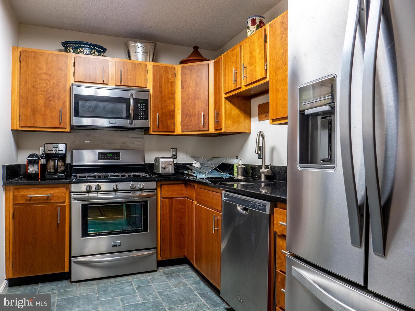 PROMENADE TOWERS - Residential Lease