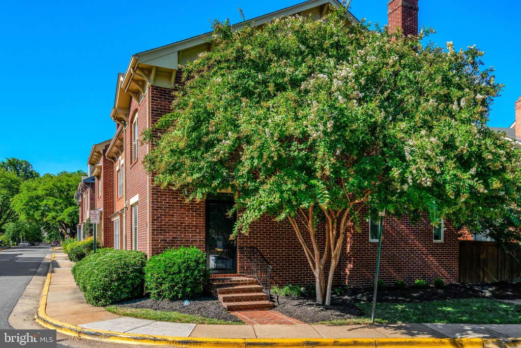 Photo of 514 Colecroft Court, ALEXANDRIA, VA 22314 (MLS # VAAX2064760)