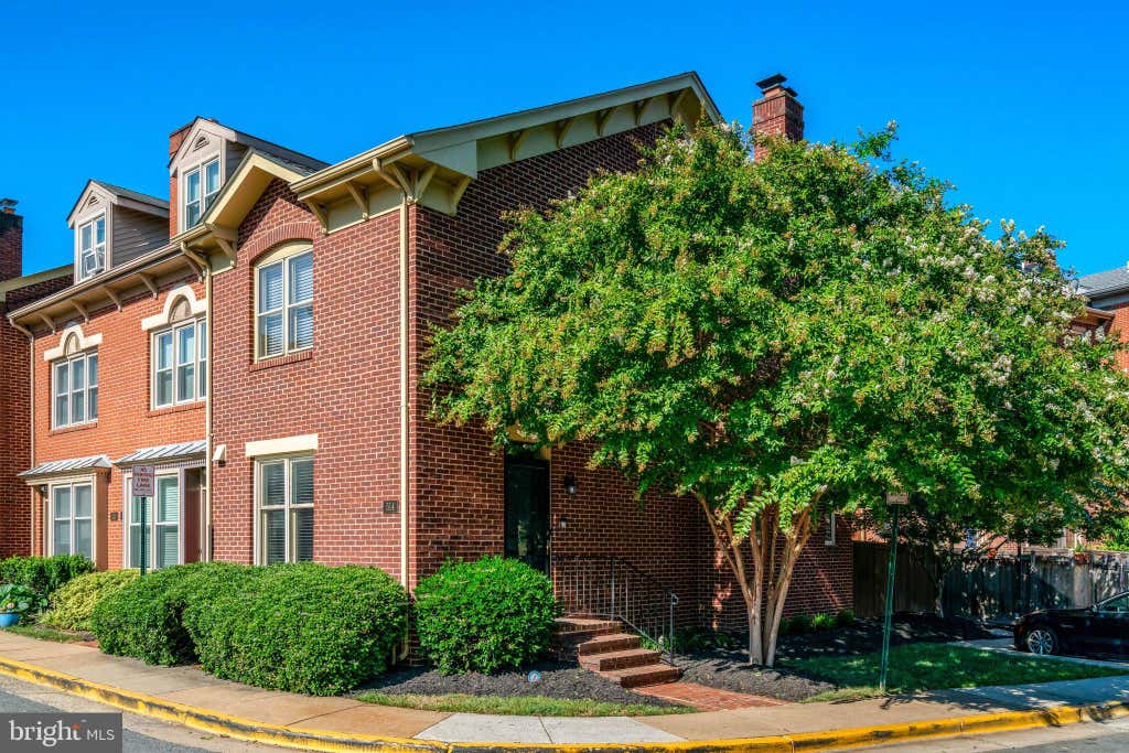 Photo of 514 Colecroft Court, ALEXANDRIA, VA 22314 (MLS # VAAX2064760)