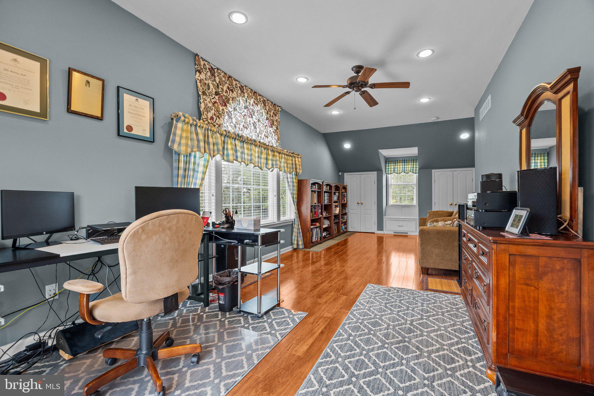 HOLLAND RIDGE - Residential