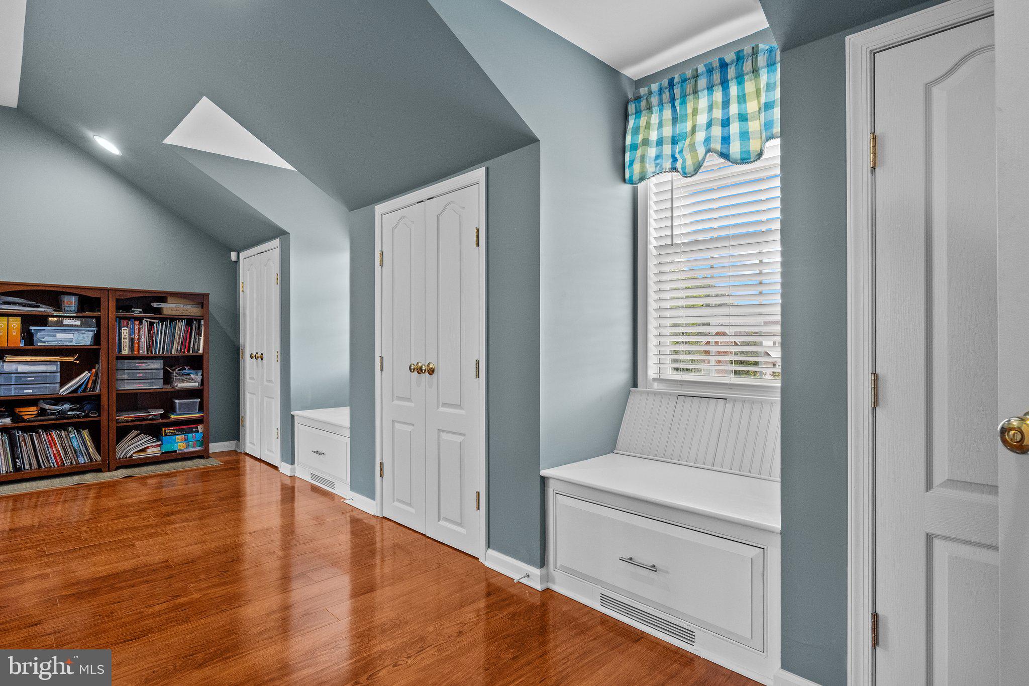 HOLLAND RIDGE - Residential