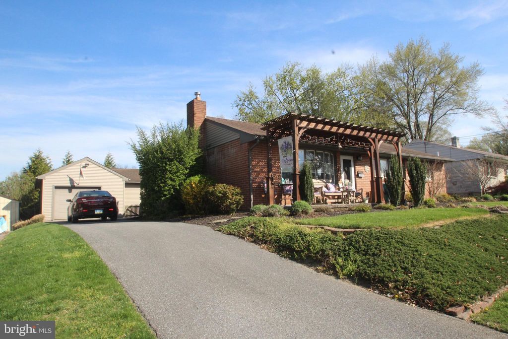 Photo of 523 E HUMMELSTOWN ST, ELIZABETHTOWN, PA 17022 (MLS # PALA2033814)