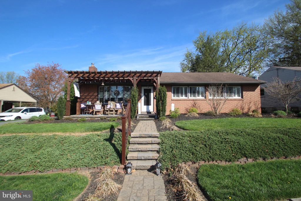 Photo of 523 E HUMMELSTOWN ST, ELIZABETHTOWN, PA 17022 (MLS # PALA2033814)