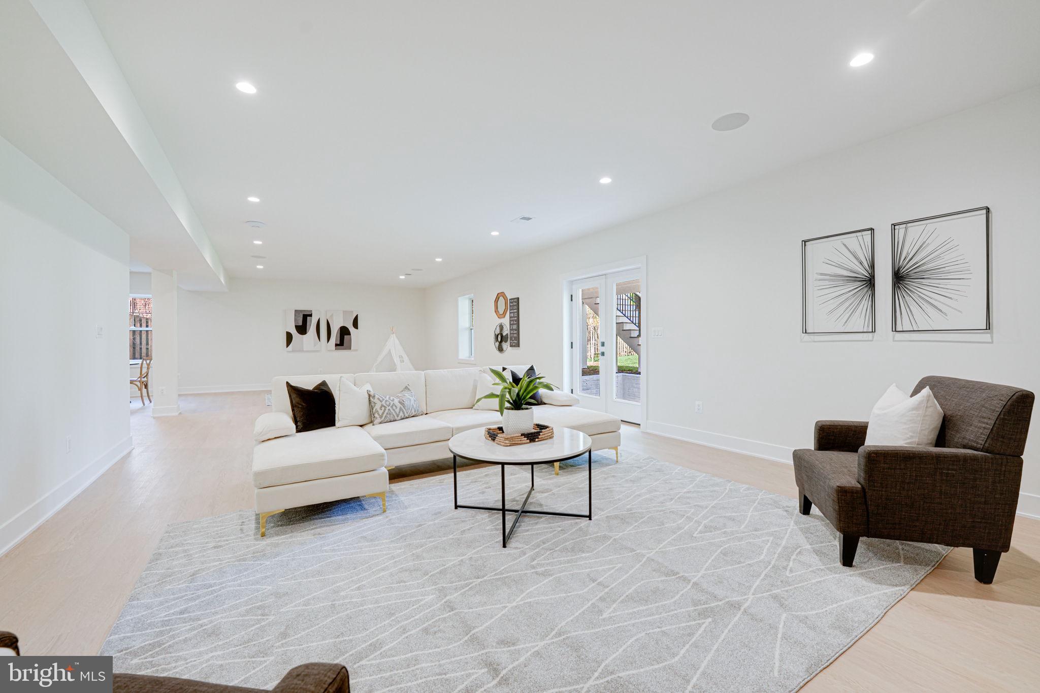 DONNA LEE GARDENS - Residential