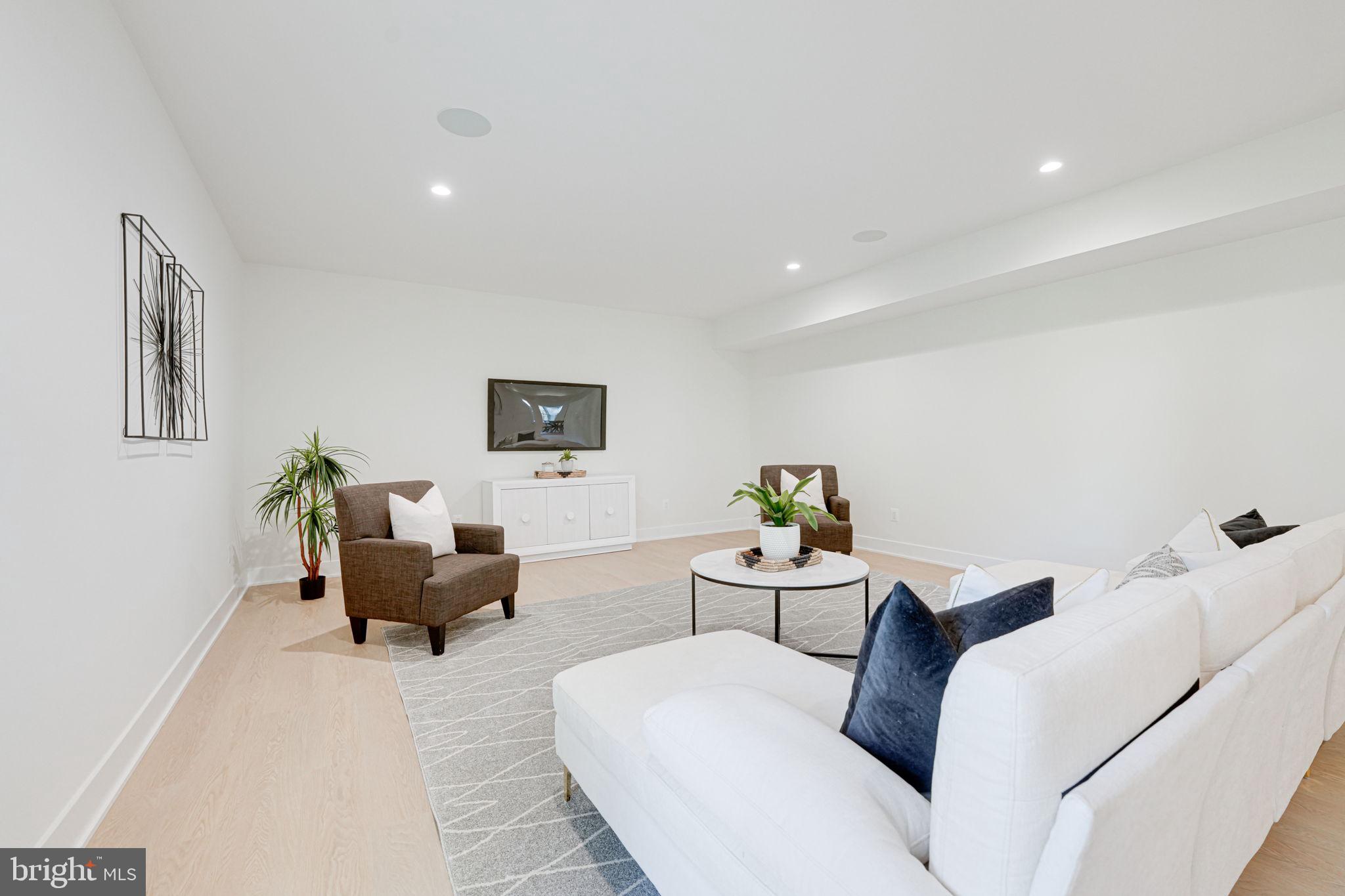 DONNA LEE GARDENS - Residential