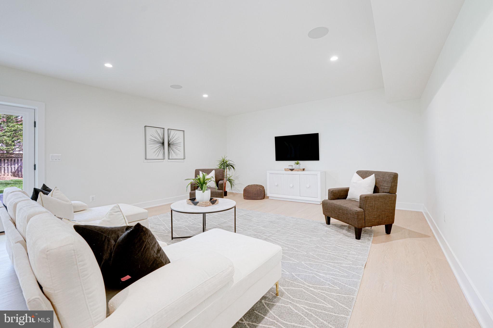 DONNA LEE GARDENS - Residential