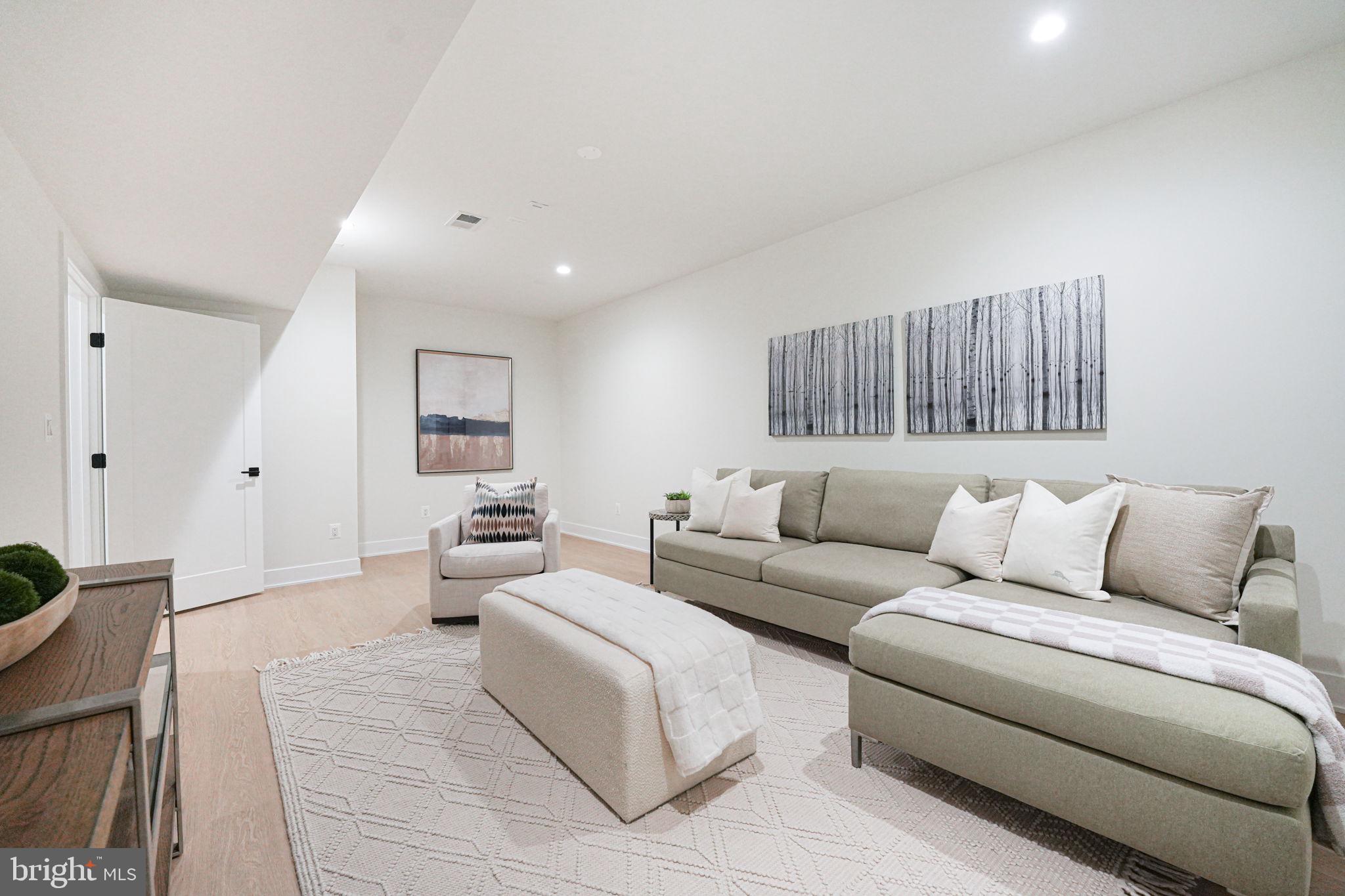 DONNA LEE GARDENS - Residential