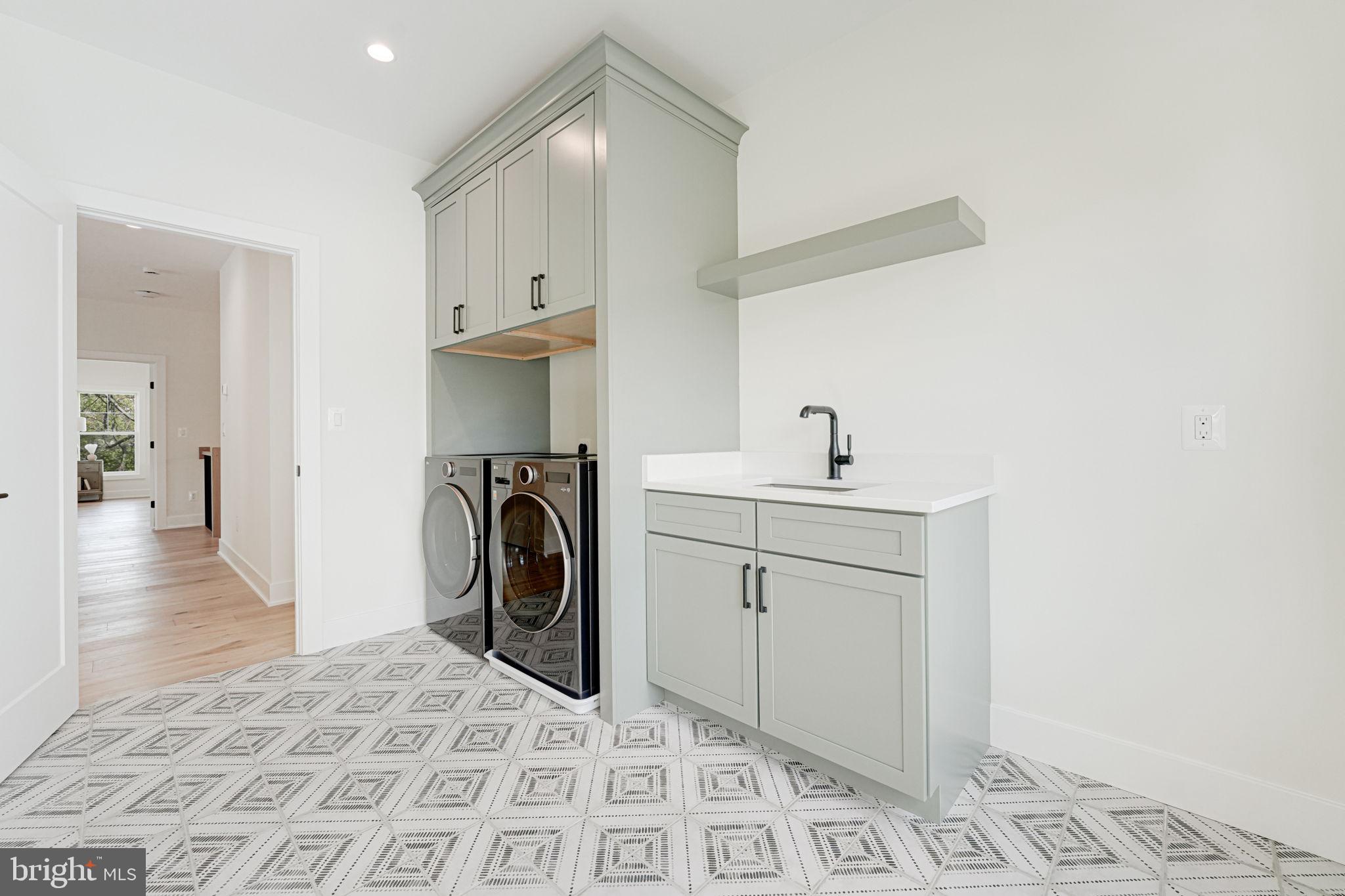 DONNA LEE GARDENS - Residential