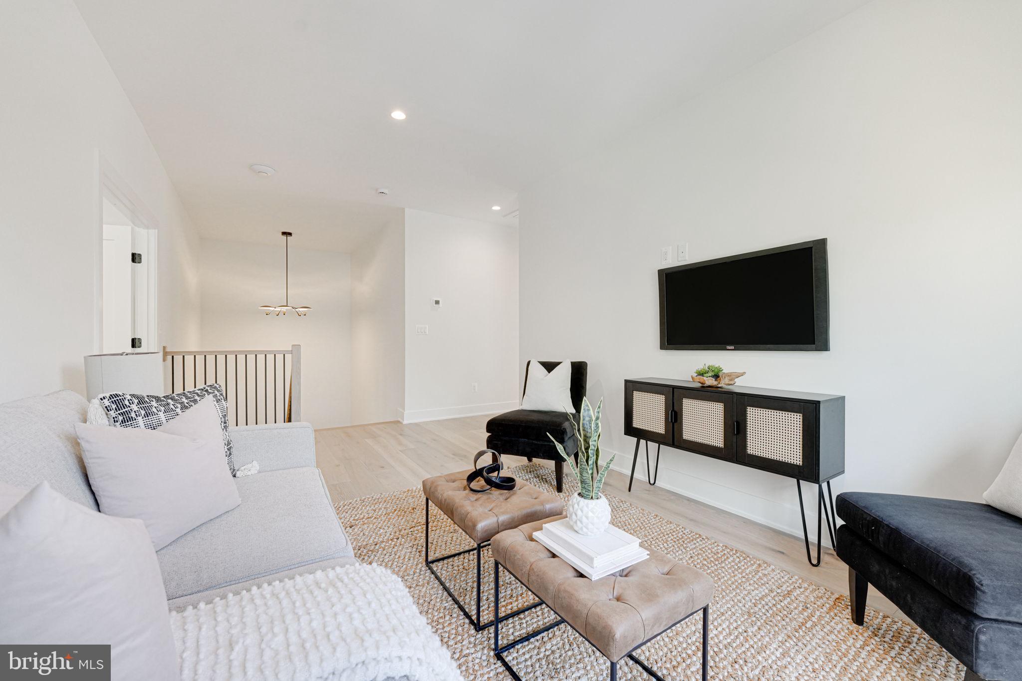 DONNA LEE GARDENS - Residential