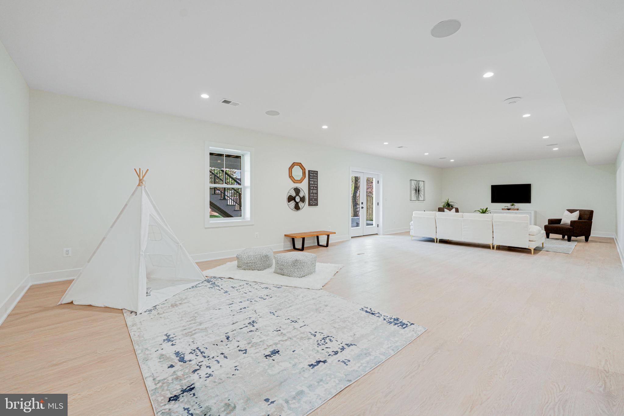 DONNA LEE GARDENS - Residential