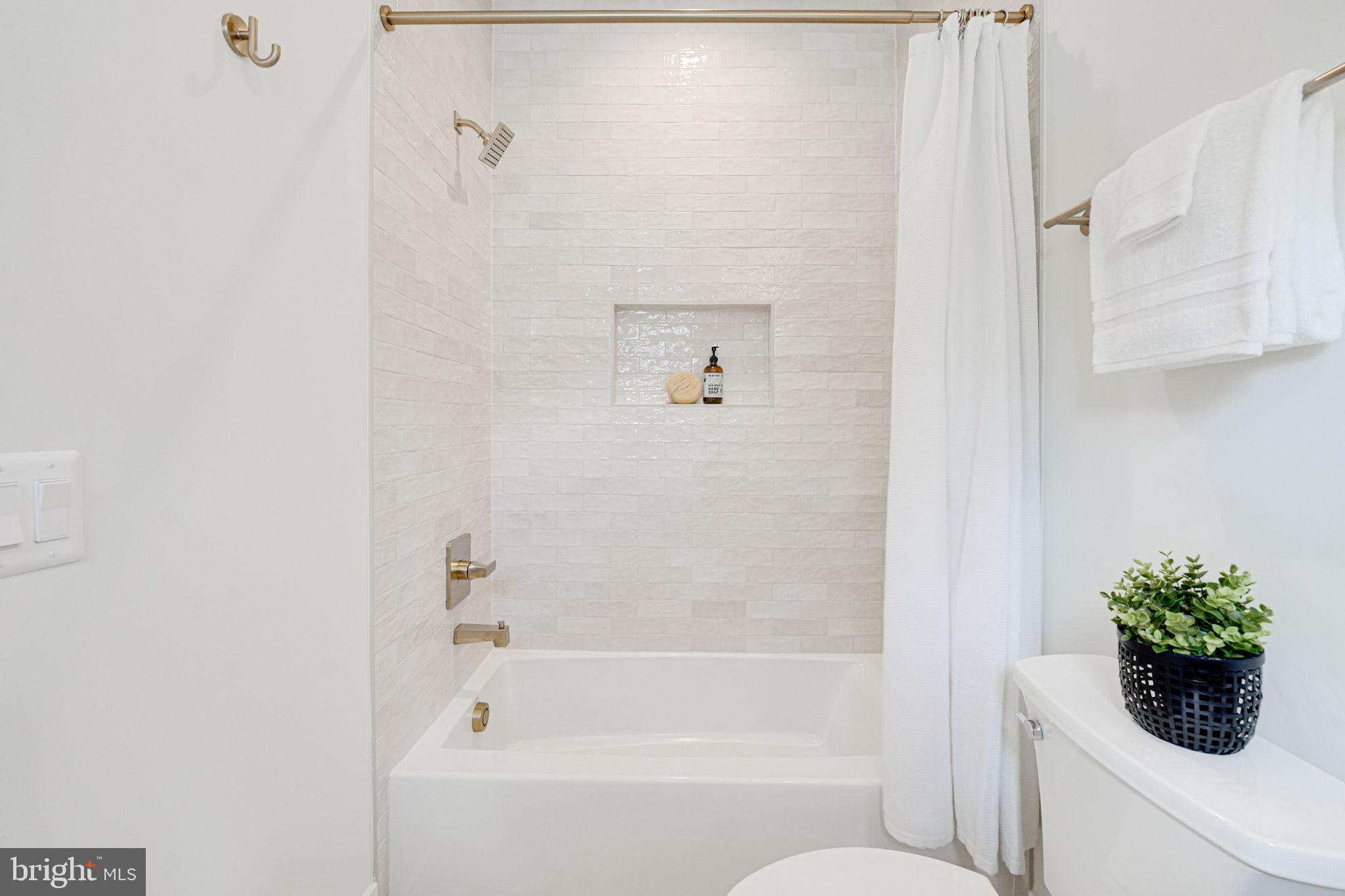 DONNA LEE GARDENS - Residential