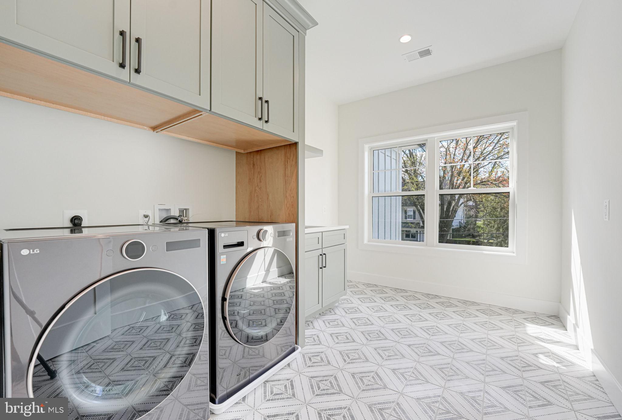 DONNA LEE GARDENS - Residential