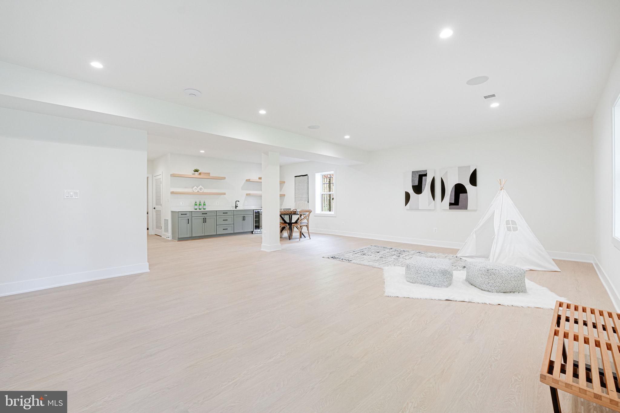 DONNA LEE GARDENS - Residential