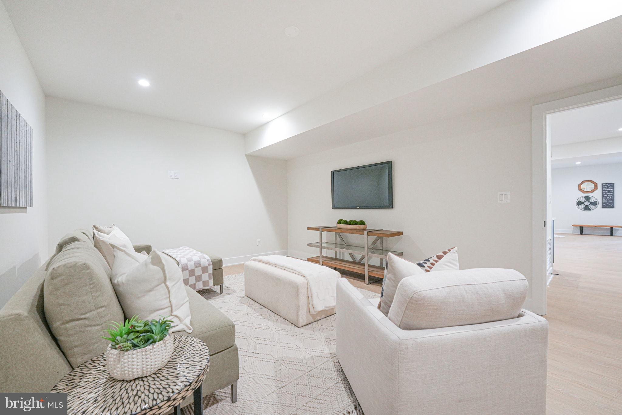 DONNA LEE GARDENS - Residential