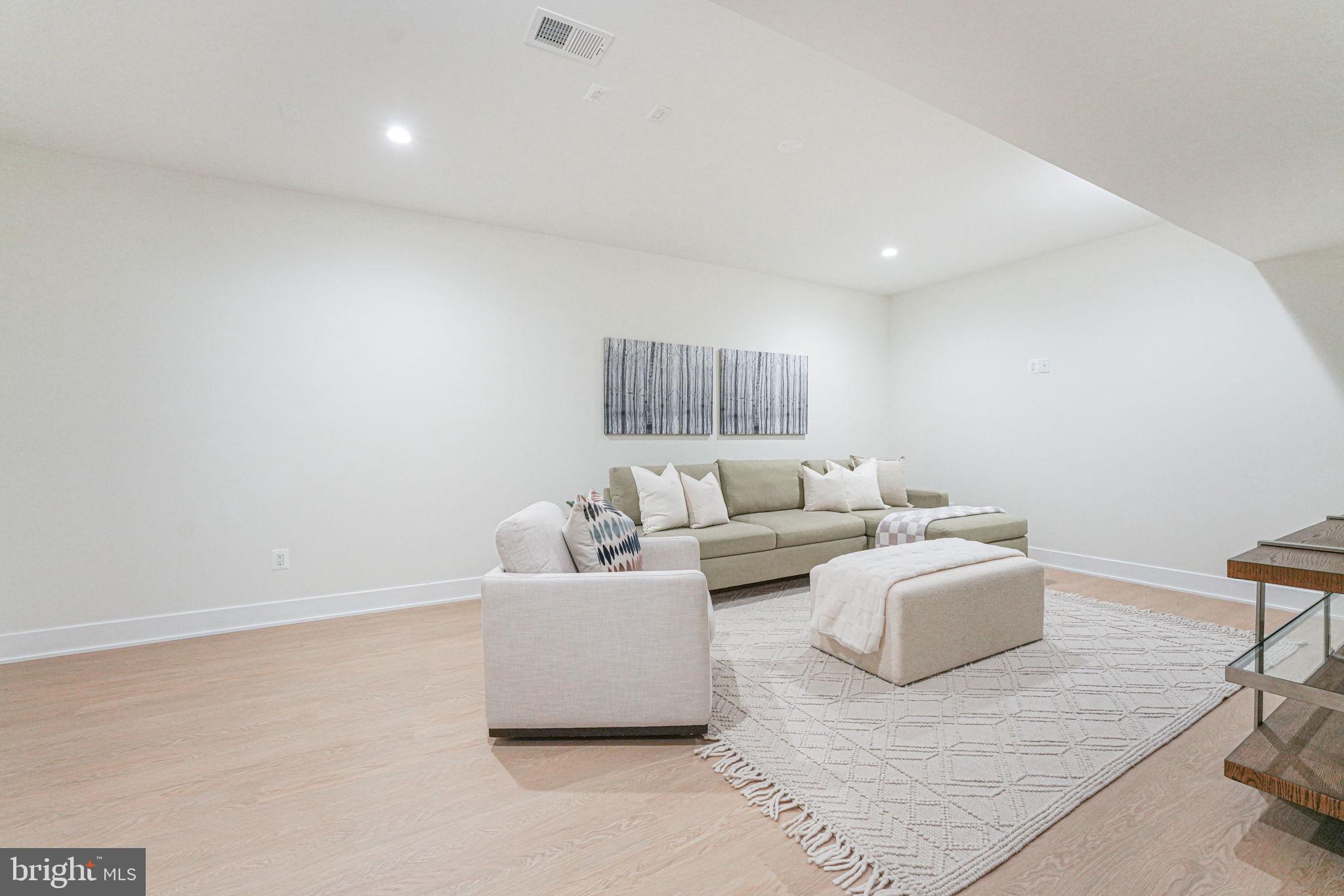 DONNA LEE GARDENS - Residential