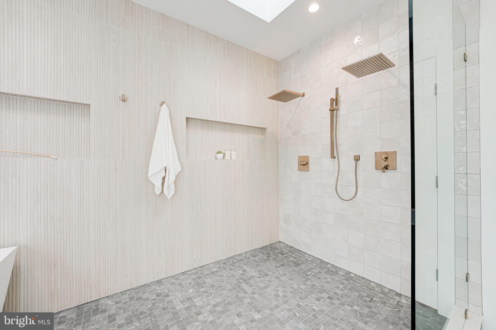 DONNA LEE GARDENS - Residential