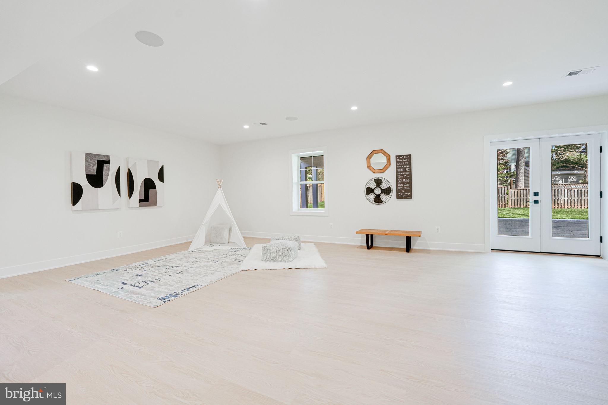 DONNA LEE GARDENS - Residential